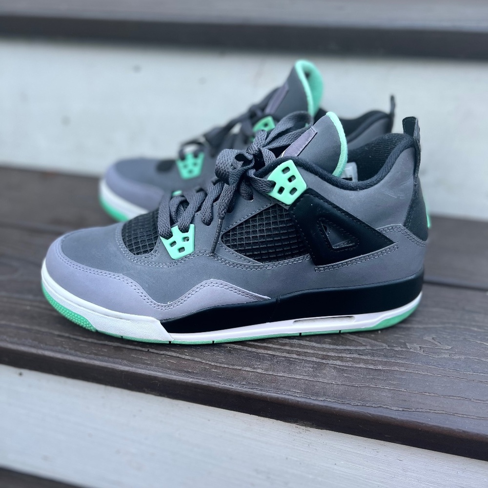 Jordan Retro 4 “green glow”